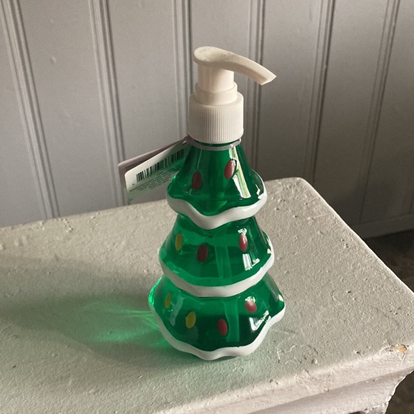 NWT Set of 2- Fresh Pine Scented Christmas Tree ๐ Bottle Hand Soap Dispensers - Picture 10 of 17